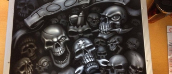 Skull Airbrush auf einem Harley Koffer lackiert von Daniel Schubert aus Paderborn NRW