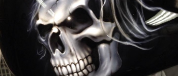 Skull Airbrush auf einem Harley Tank lackiert von Daniel Schubert aus Paderborn NRW