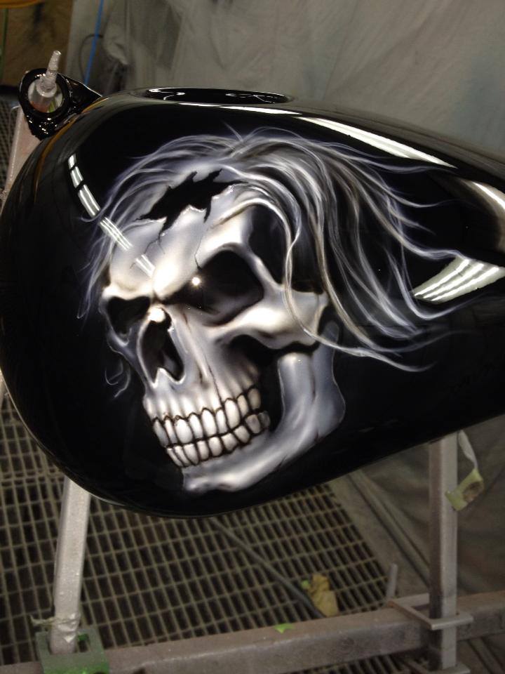 Skull Airbrush auf einem Harley Tank lackiert von Daniel Schubert aus Paderborn NRW