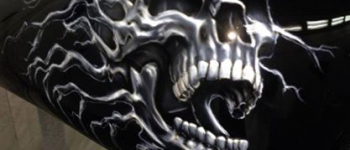 Skull Airbrush auf einem Harley Tank lackiert von Daniel Schubert aus Paderborn NRW