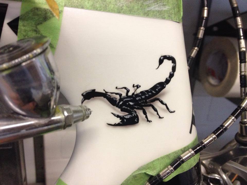 airbrush skorpion auf Fahrradrahmen nrw delbrück lackiert von Daniel Schubert aus Paderborn NRW