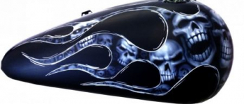 Skull Airbrush auf einem Harley Tank lackiert von Daniel Schubert aus Paderborn NRW