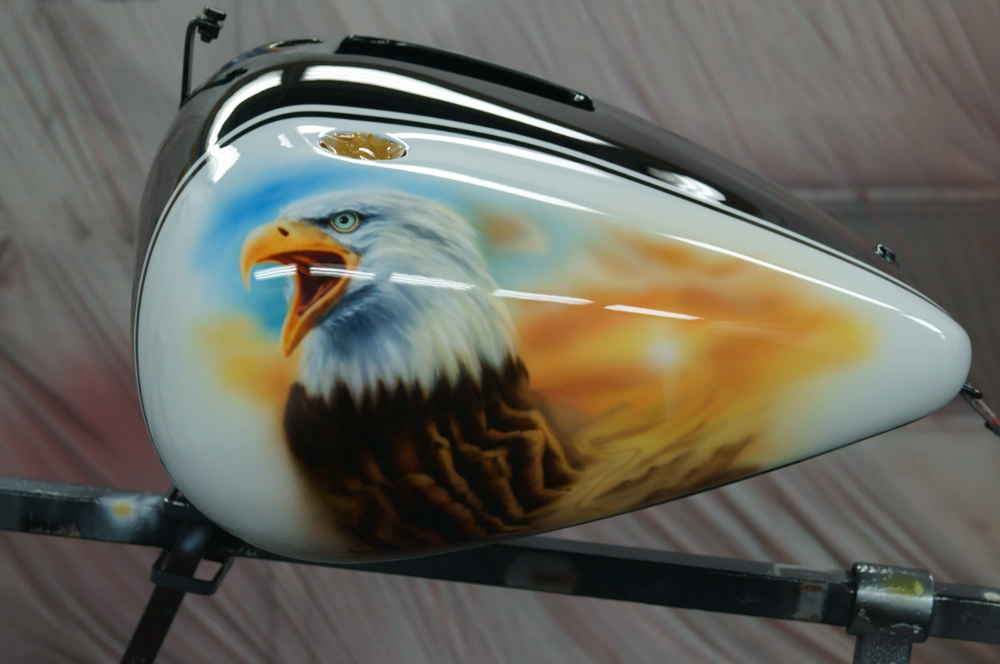 Airbrush auf Custom Tank mit Adler von DS-Lackiertechnik in Delbrück bei Paderborn