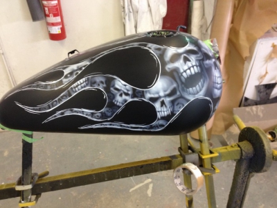 Schädel Airbrush auf Harley Tank von DS-Lackiertechnik in Delbrück bei Paderborn