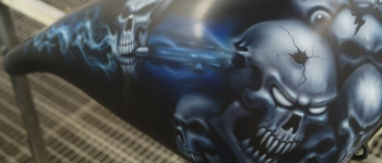 Skull Airbrush auf einem Harley Tank lackiert von Daniel Schubert aus Paderborn NRW