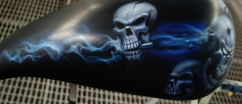 Skull Airbrush auf einem Harley Tank lackiert von Daniel Schubert aus Paderborn NRW