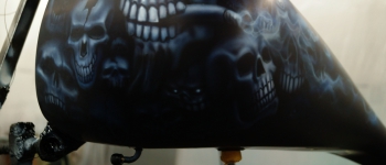 Skull Airbrush auf einem Harley Tank lackiert von Daniel Schubert aus Paderborn NRW