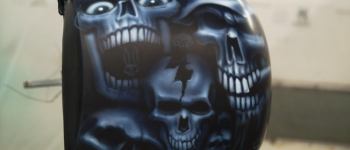 Skull Airbrush auf einem Harley Tank lackiert von Daniel Schubert aus Paderborn NRW