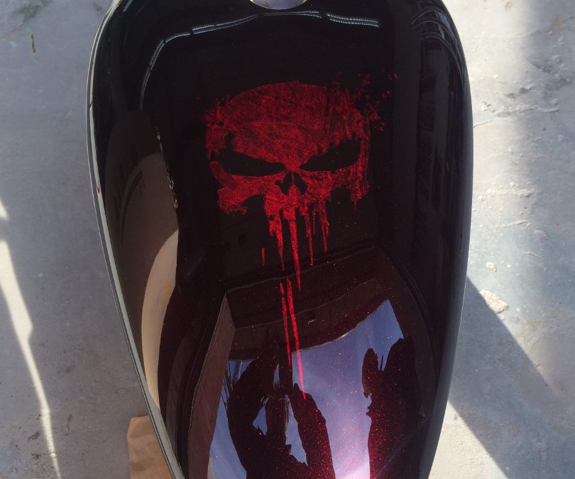 Motorrad-Airbrush-Lackierung-Candylackierung-Skull-airbrush-Harley-Tank