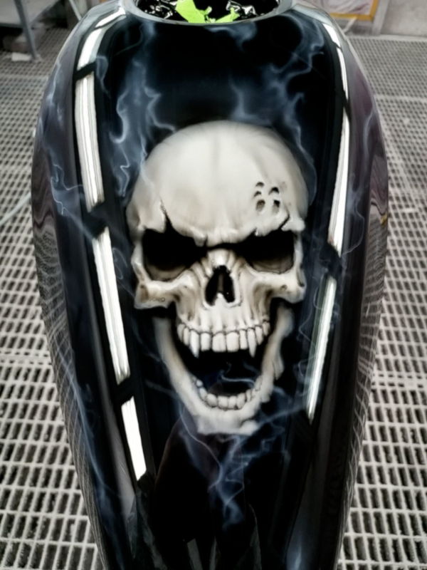 Totenkopf Airbrush auf einem Motorradtank