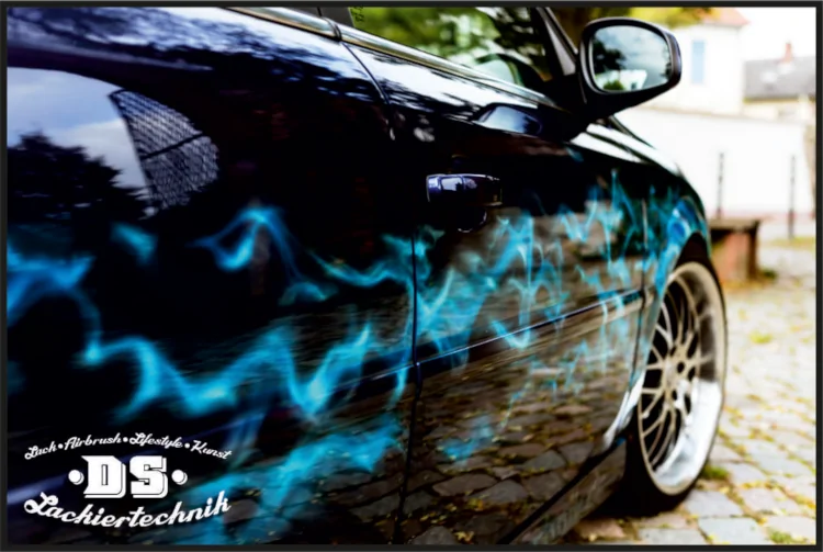 Candy blue flames Candy Lackierung mit Blue Flames auf der Fahrzeugseite eines Tuning-Cars