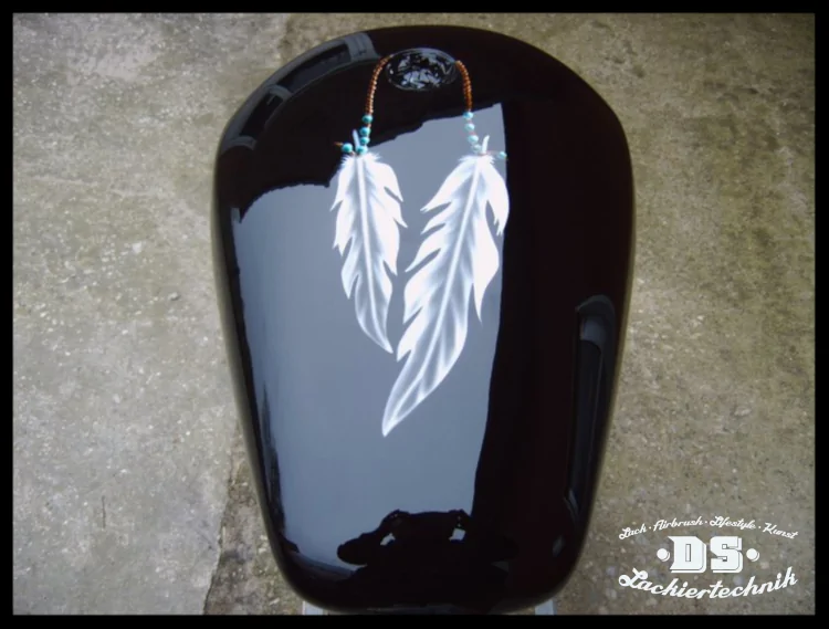 Harley-Davidson-Tank mit detailreichen Airbrush-Federn