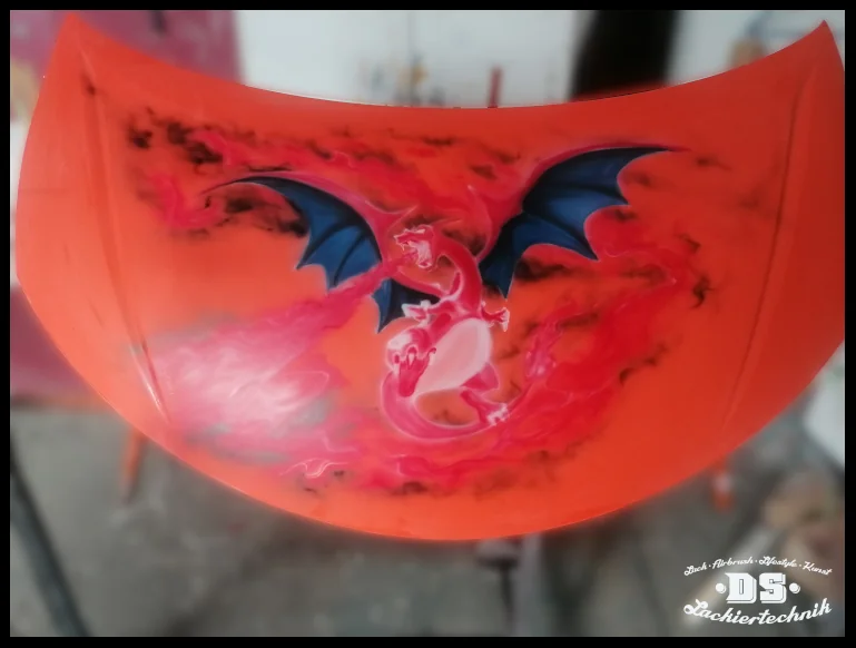 Airbrush-Drache-Step2 Airbrush Drache: Erste Farbschichten in Rot auf der Motorhaube