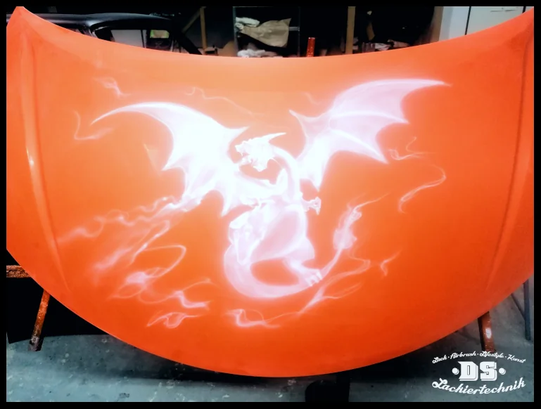 Airbrush Drache step1 Airbrush Drache: Vorbemalung in Weiß auf der Motorhaube