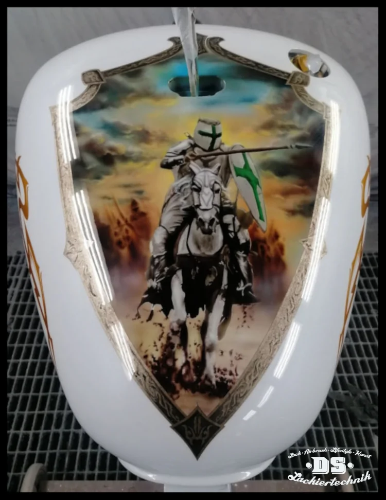 Streetfighter-Tank mit Ritter-Motiv und goldenen Tribals