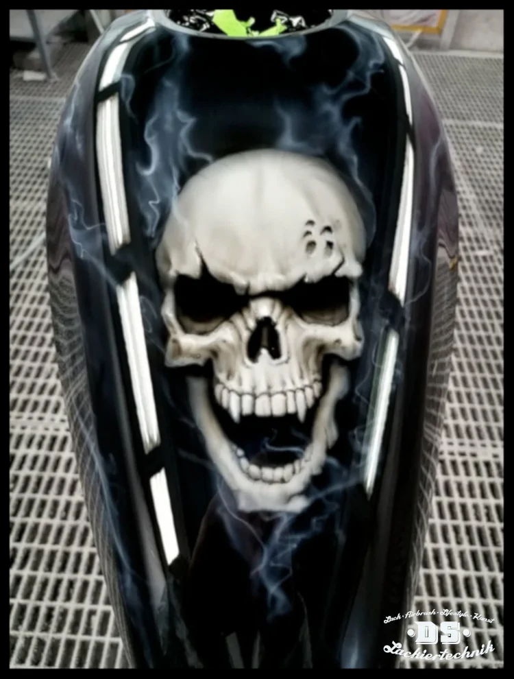 Motorradtank mit Totenkopf-Design und weißem Rauch