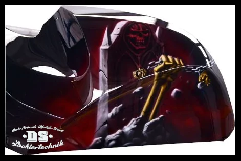 Airbrush auf Motorrad-Tank mit Skeletthand und Grabstein