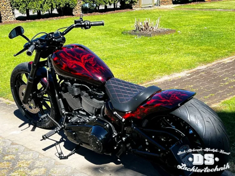 Harley mit Candy Red Lackierung, Sweet Skull Design und klassischen Flammen