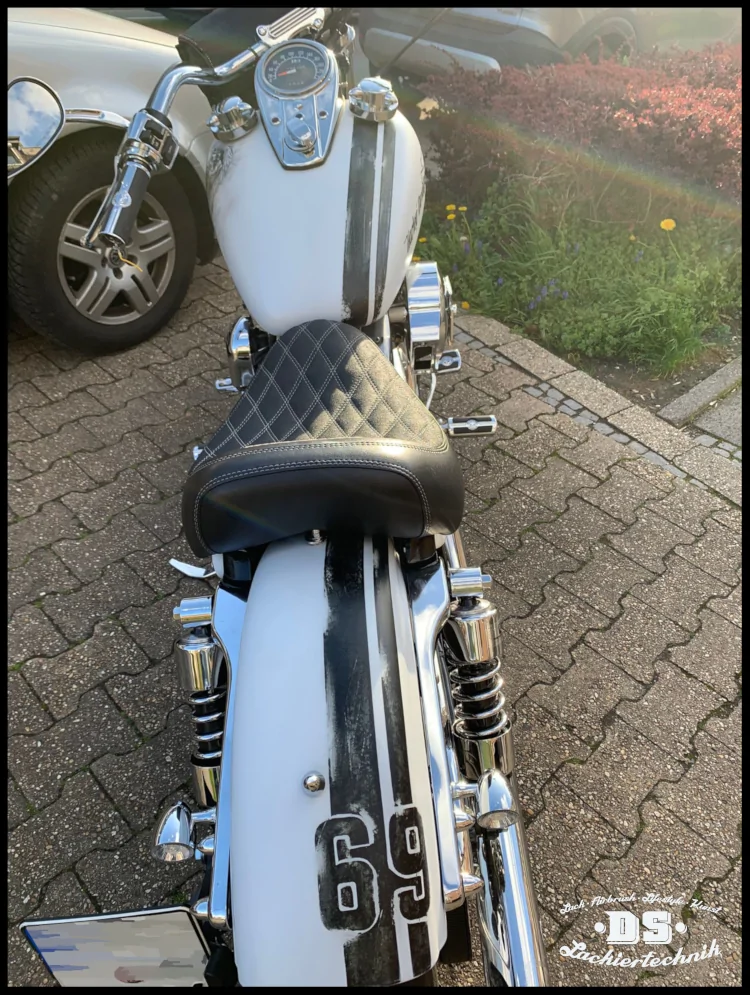 Harley-Heckansicht mit Race Look Streifendesign im Used Look