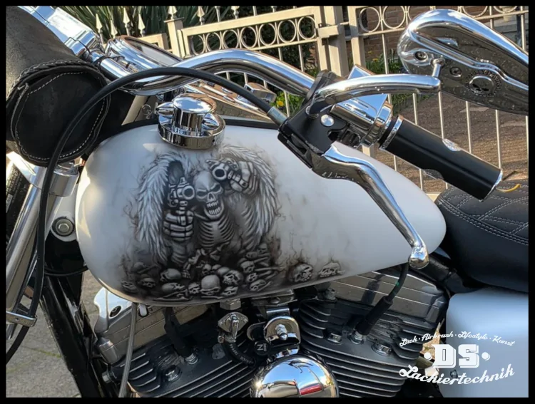 Harley-Tank mit Totenkopf-Airbrush und Skelett auf Schädelhaufen