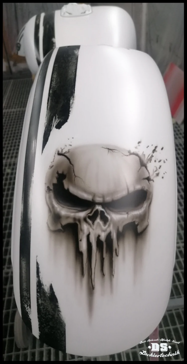 Harley-Heckfender mit Race Look und Punisher Schädel