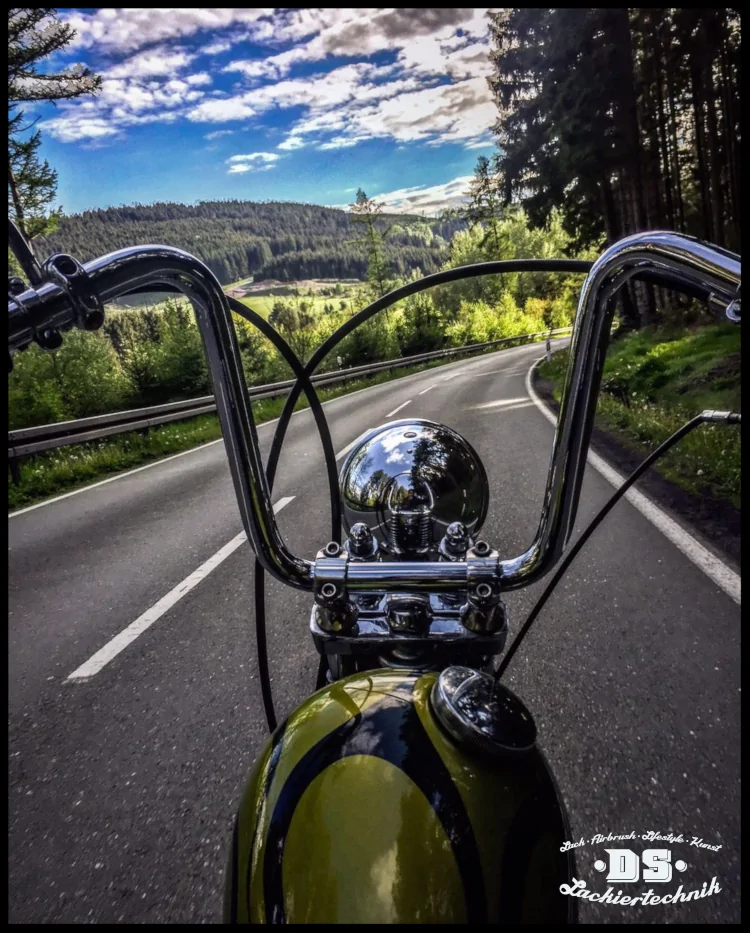 Motorrad mit Candy-Lackierung und Tribal-Design