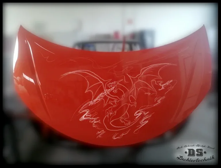 IMG_20241102_113255 Fotomontage der Drachen-Skizze auf der Motorhaube