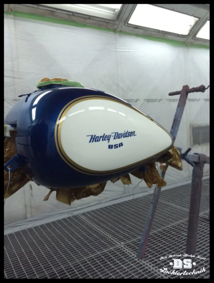 Harley-Tank mit klassischem Streifendesign und Schriftzug
