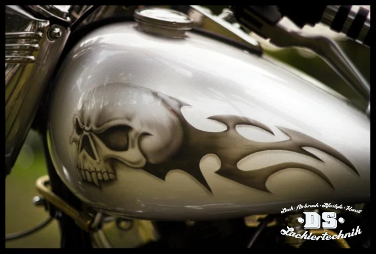 Harley-Tank mit Totenkopf- und Tribal-Design